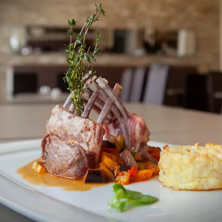 Willow Restaurant Hotel 4*